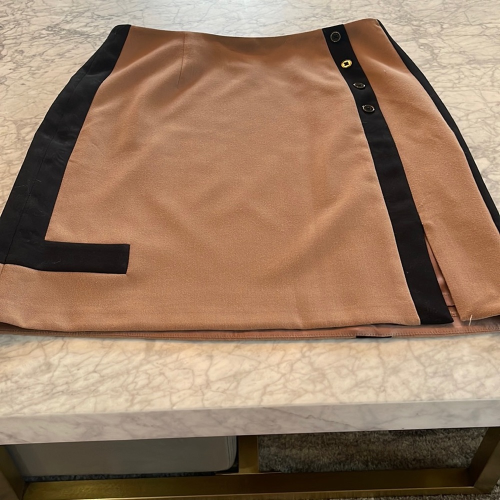 WHBM size 8 tan and black skirt just below the knee